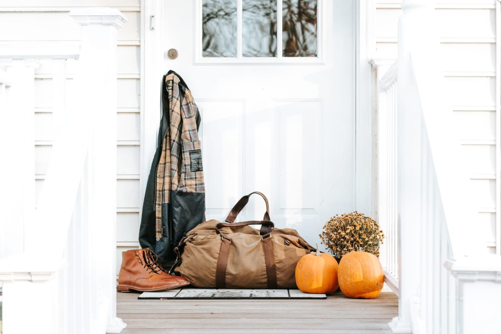 A tidy front porch and entry on a well-presented Austin home.